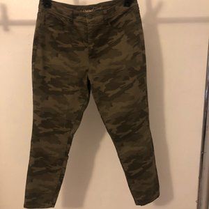 NWOT Universal Thread Camo Skinny Jeans